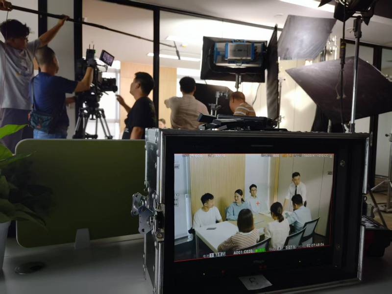 勐腊县TVC拍摄公司：科技产品视觉化大师，诠释未来感与功能美学